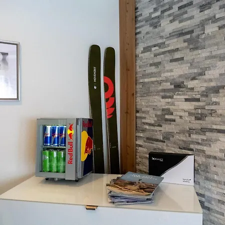 Spacious 2 Bedroom Apartment *